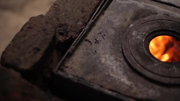 Une flamme brûlante dans un brûleur. Poêle à l'ancienne .