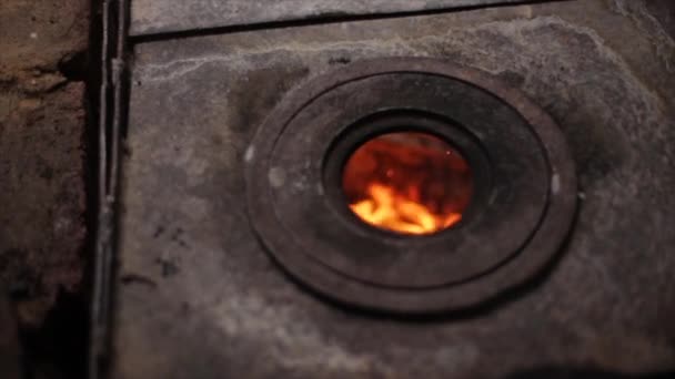 Een brandende vlam in een brander. Ouderwetse fornuis. — Stockvideo