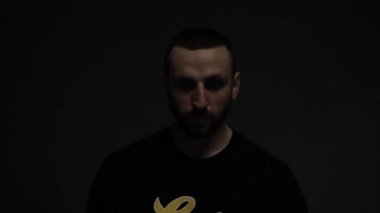 Üzgün bir adam aşağı bakıyor. Sporcu mu çaresizlik içinde hatasından sonra