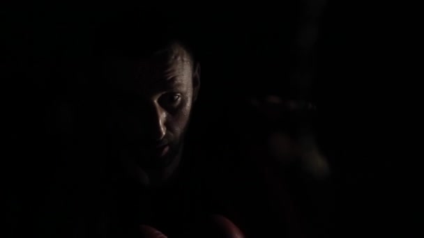 ボクシング グローブの暗闇の中でヒットのコーチとの練習で疲れてボクサーのクローズ アップ — ストック動画