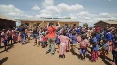Kenya, Kisumu - 20 Mayıs 2017: dışında dans Afrikalı çocuk beyaz kadınların peşinden hareketleri tekrar.