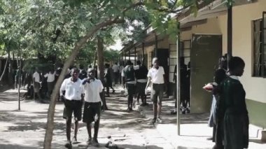 Kenya, Kisumu - 20 Mayıs 2017: Afrikalı çocuklar üniforma ve çevre okul dışında vakit öğretmenler. Geri kalan dersleri arasında sahip çocukların.