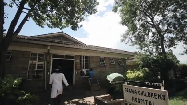 Kenia, Kisumu - 20 maja 2017: Wstęp oddział w szpitalu. Ratunkowym w wiosce w Afryce. Obama childrens hospital — Wideo stockowe