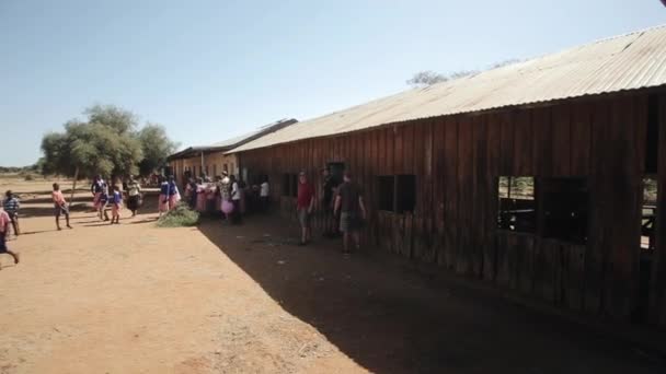 Keňa, Kisumu - 20 května 2017: Africké chlapci a dívky v jednotných stojící mimo malé místní školy. — Stock video