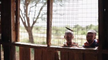 Kenya, Kisumu - 20 Mayıs 2017: Güzel Afrikalı çocuklar kafes penceresinde aracılığıyla bir ev eş.