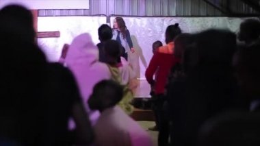 Kenya, Kisumu - 20 Mayıs 2017: Beyaz bir kadın sahnede dans, hareketleri büyük bir grup Afrikalı çocuk, erkek ve kızlar için gösterilen.