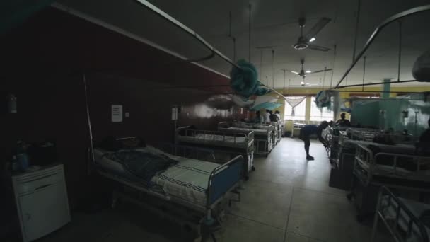 เคนยา, เคปู - 20 พฤษภาคม ค.ศ. 2017: ผู้หญิงชาวแอฟริกันเดินผ่านห้องที่เต็มไปด้วยคนในโรงพยาบาลเล็กๆในแอฟริกา . — วีดีโอสต็อก
