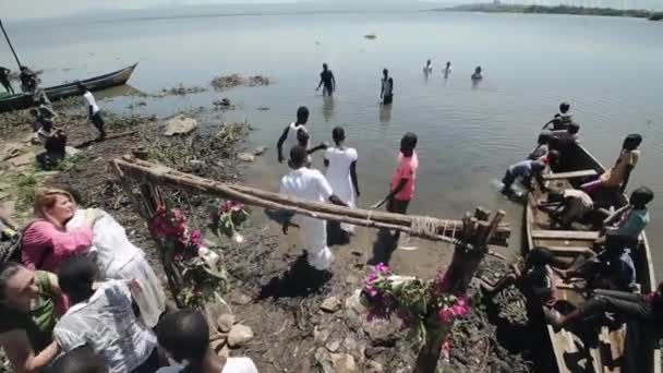 KENYA, KISUMU - MAY 20, 2017: Baptizing of African people in the lake. Men and women come into the water. — Stock Video