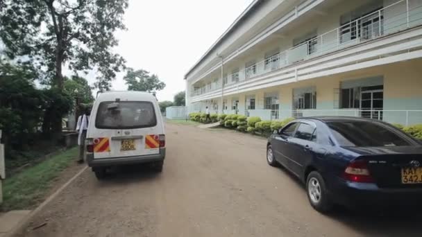 KENYA, KISUMU - 20 MAI 2017 : Beau bâtiment neuf de l'hôpital africain. Médecins et voitures passent près du hosp . — Video