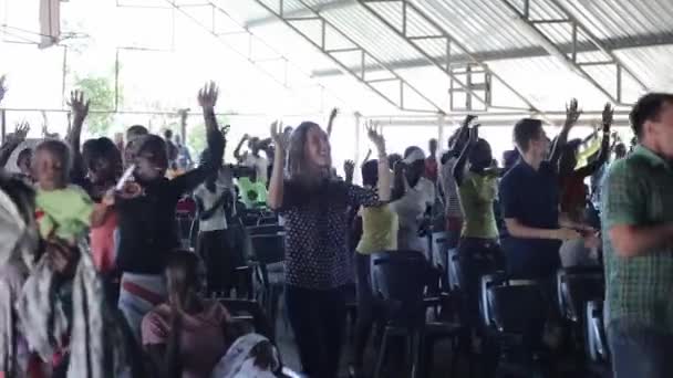 Kenia, Kisumu - 20 maja 2017: Duża grupa afrykańskich i kaukaski ludzie, dzieci razem tańczyć. — Wideo stockowe