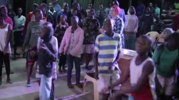 Kenia, Kisumu - 20 mei 2017: Grote groep Afrikaanse kinderen Tsechu samen, luisteren muziek en zang. — Stockvideo
