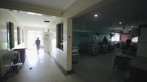 KENYA, KISUMU - 20 MAI 2017 : Grande salle et entrée à l'hôpital. Les Africains avec leurs enfants dans un centre médical . — Video