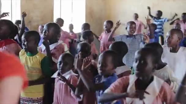 肯尼亚, 基苏木-2017年5月20日: 在当地学校与非洲儿童跳舞的白种妇女, 有乐趣 — 图库视频影像