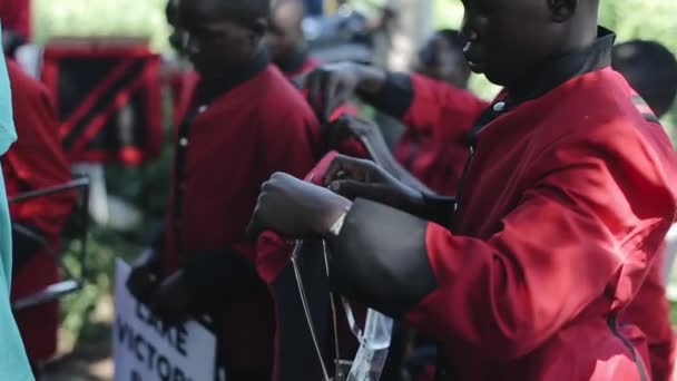 Kenya Kisumu Maio 2017 Vista Perto Homem Africano Adolescente Preparando — Vídeo de Stock