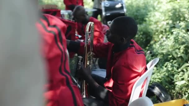 Kenia, Kisumu - 20 mei 2017: Close-up weergave van Afrikaanse muzikale band, groep speelt, geven een concert buiten. — Stockvideo