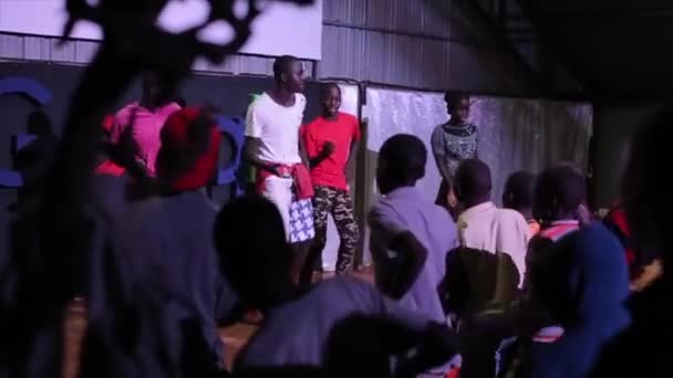 KENYA, KISUMU - 20 Mei 2017: Sekelompok anak laki-laki Afrika, remaja menari di atas panggung, menunjukkan gerakan kepada kerumunan besar anak-anak . — Stok Video