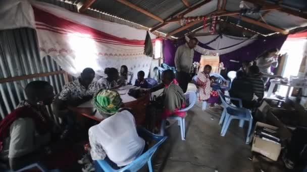 KENYA, KISUMU - 20 de maio de 2017: Centro de voluntariado local africano. As pessoas recebem medicamentos, drogas e ajuda dos homens e mulheres caucasianos . — Vídeo de Stock