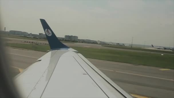 Kenia, Kisumu - 20 mei 2017: Uitzicht vanuit het raam van het vliegtuig op de vleugel. Een passagiersvliegtuig vertrekt vanaf de luchthaven. — Stockvideo