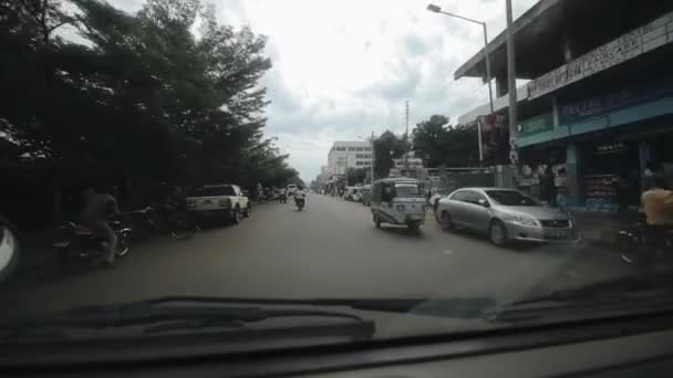 車の中からフロント ガラスを通してケニア、キスム - 2017 年 5 月 20 日: ビュー。アフリカの都市を駆け抜けの車。交通渋滞. — ストック動画