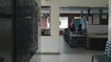 Afrika doktor hastane lobi Afrika köyünde yürürken beyaz tıbbi elbise.