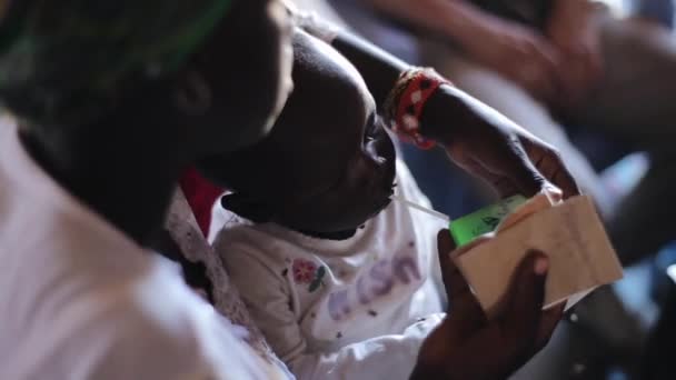 Kenya, kisumu - 20. Mai 2017: junge afrikanische Mutter mit Sohn nimmt medizinische Präparate vom Arzt. — Stockvideo
