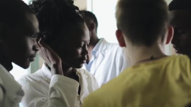 KENYA, KISUMU - MAY 20, 2017: Young beautiful people, women and man in white gown in African hospital. — Stock Video