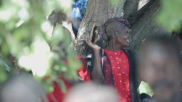 Kenya, Kisumu - 20 Mayıs 2017: mutlu Afrika insanlar, kadın ve ağacın yanında kalıyorum, eller alkışlar ve şarkı adam. — Stok video