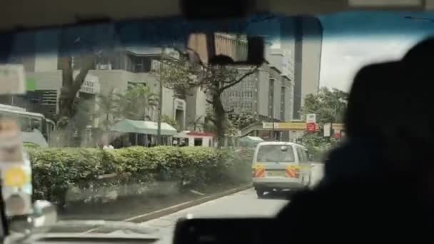 Kenia, Kisumu - 21 mei 2017: Zicht door de voorruit van binnen de auto rijden door de grote stad in Kenia, Afrika. — Stockvideo