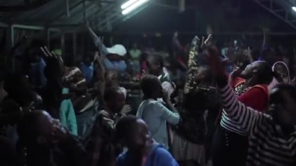 肯尼亚, 基苏木 2017年5月20日: 大群的孩子们在大房间里一起跳舞和唱歌。非洲男孩和女孩有乐趣. — 图库视频影像