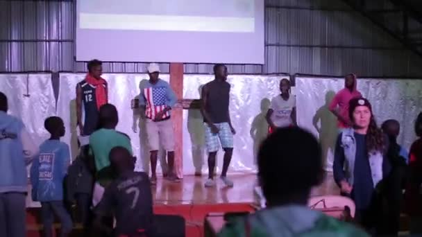 Kenia, Kisumu 20 maja 2017: Grupa afrykańskich nastolatków, chłopcy, pobyt na scenie i wyświetlone ruchy taneczne dla dzieci. — Wideo stockowe