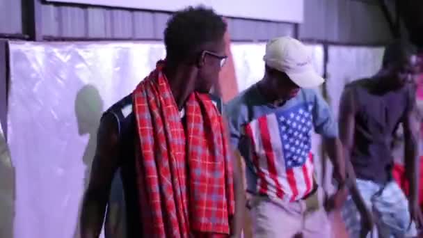 민스크, 벨로루시-7 월 9 일, 2016: 행복 한 아프리카 남자, 청소년 무대에서 함께 춤을. 남성 함께 재미. — 비디오