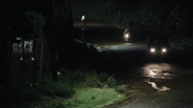 Fırtına, fırtına, gece güzel manzara. Motosiklet ve otomatik çekçek yolda geçer.