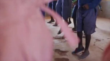 Yakın çekim çocuk bacaklar, ayak dans görünüm. Afrikalı oğlanlar ve kızlar okulda.
