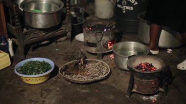 Yanan tek başına yemek hazırlama genç Afrikalı kadın yakından görmek evin üzerinde bir arka bahçe ailesi için kömürler.