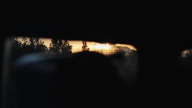 --Dan hareket eden bir arabanın içinde görüntüleyin. Afrika Sunset'teki dağların güzel manzara.