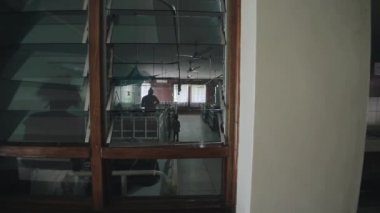 Afrika'da hastane koğuşunda üstünde belgili tanımlık pencere ile görüntüleyin. Kadın ve çocuk hastalar.