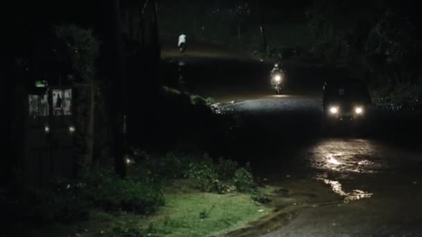 暴风雨的美丽风景, 夜晚的雷雨。摩托车和汽车人力车经过马路上. — 图库视频影像