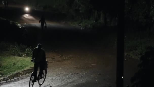暴风雨的美丽风景 夜晚的雷雨 摩托车和骑车者经过马路 灯下的雨滴 — 图库视频影像