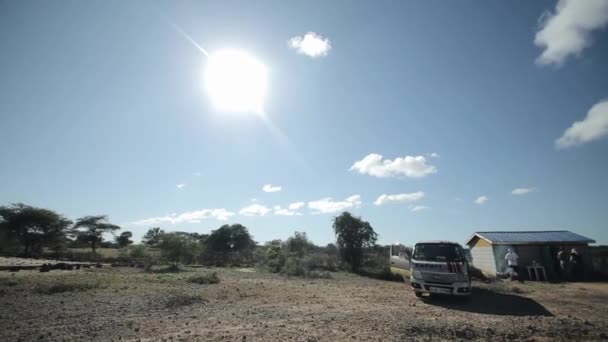 Schöne landschaft der steppe, haus auf dem feld und auto in afrika. — Stockvideo