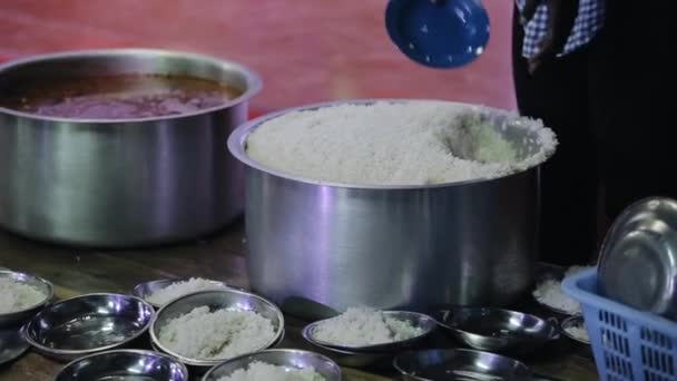 Zbliżenie African kobieta ręce wprowadzenie wzrost płytki, przygotowując obiad. — Wideo stockowe