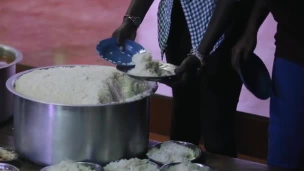 Vista de cerca de las manos de las mujeres africanas levantando los platos, preparando la cena . — Vídeo de stock