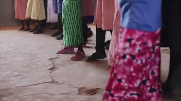 Vista de cerca de los niños saltando piernas, pies. Niños y niñas africanos bailando . — Vídeos de Stock