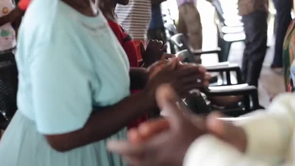 Vue rapprochée des mains des peuples. Femmes et hommes africains debout et battant des mains en écoutant de la musique . — Video