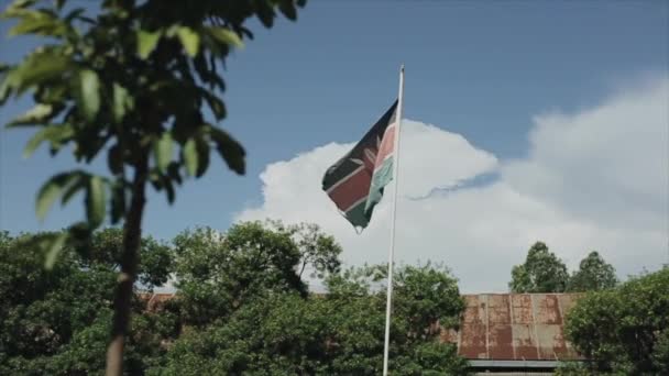 Kenya flagga på flaggstången. Flaggan utvecklar vackert i vinden. — Stockvideo