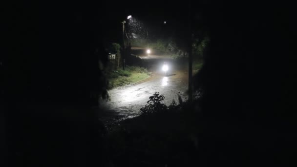 Storm, Onweer in de nacht. Weergave van de lamp op de weg, de motorfiets passeert. — Stockvideo