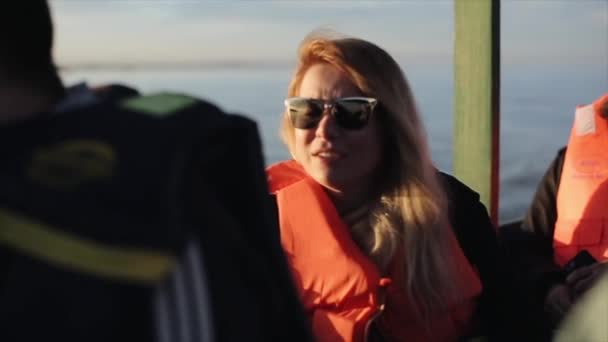 Mujer Joven Gafas Sol Está Viajando Barco Por Mar África — Vídeo de stock