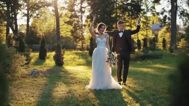 Novia y novio bailando en el parque en otoño — Vídeos de Stock