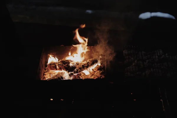 Горящие дрова в пылающем огне камина . — стоковое фото