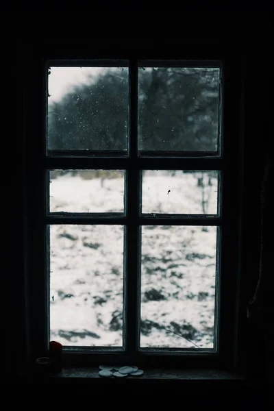 Janela desgastada com vista de inverno. Janela velha na Europa — Fotografia de Stock