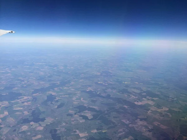 Céu acima das nuvens vistas a bordo de um avião de passageiros . — Fotografia de Stock